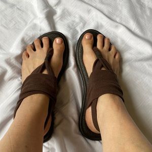 Sanuk yoga sling 2 sandals, women’s 7, brown, like new.